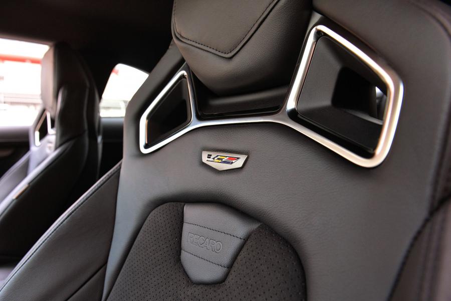 Детали интерьера Cadillac ATS-V Coupe 2015 года  (фото 44 из 100)